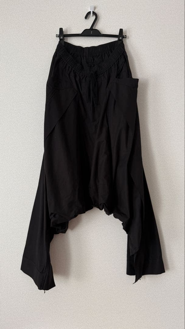 パンツ JULIUS CLEAVE HEM OVER CROTCH PANTS