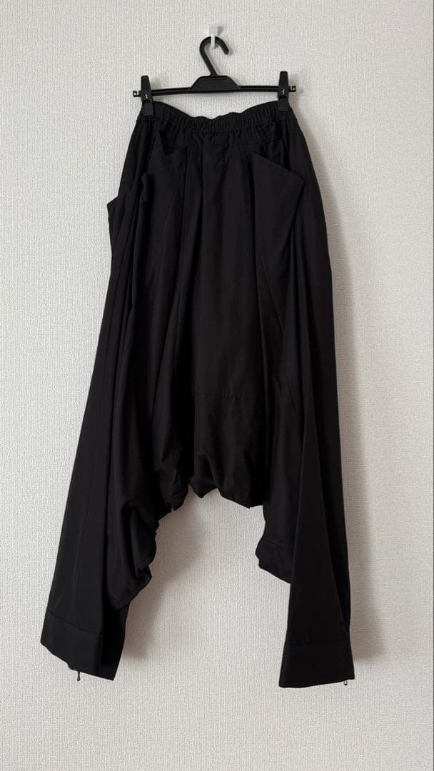 パンツ JULIUS CLEAVE HEM OVER CROTCH PANTS