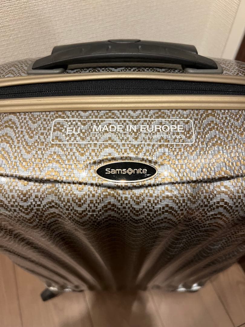 Samsonite 革新的なス一ツケ一ス発売10周年を記念した、スペシャルな限定