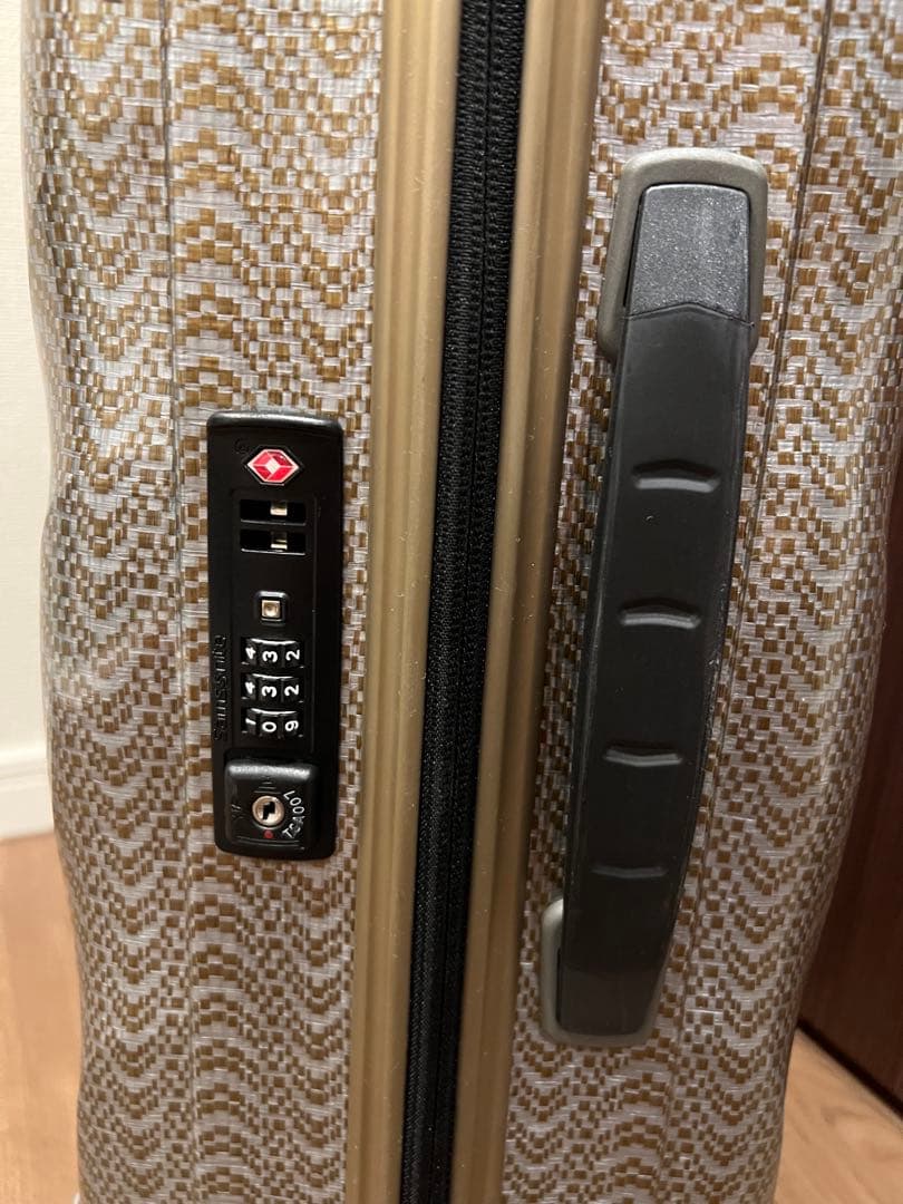 Samsonite 革新的なス一ツケ一ス発売10周年を記念した、スペシャルな限定