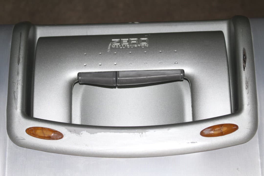 ZERO HALLIBURTON ゼロハリバートン スーツケース シルバー　中古