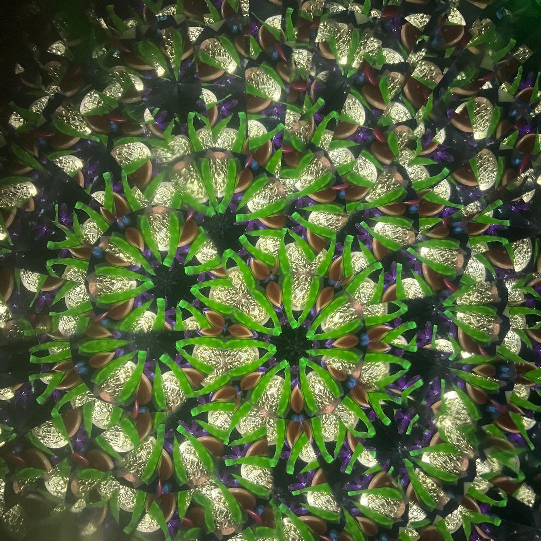 装飾的な紫と緑のガラスアート　万華鏡