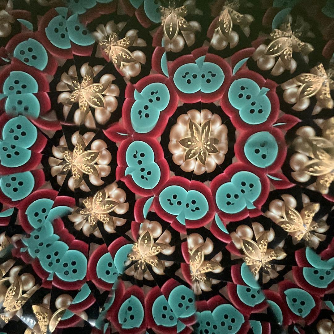 装飾的な紫と緑のガラスアート　万華鏡