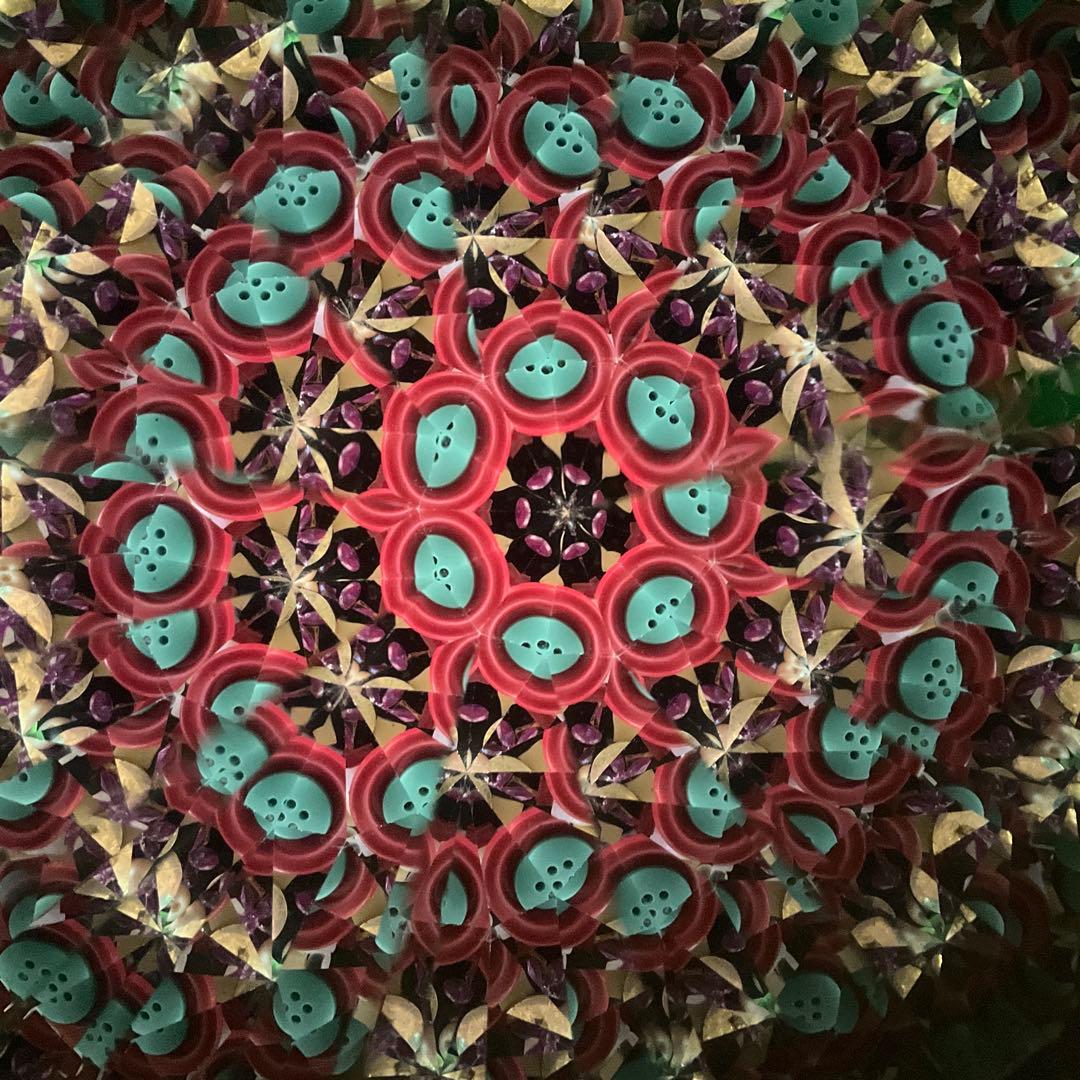 装飾的な紫と緑のガラスアート　万華鏡