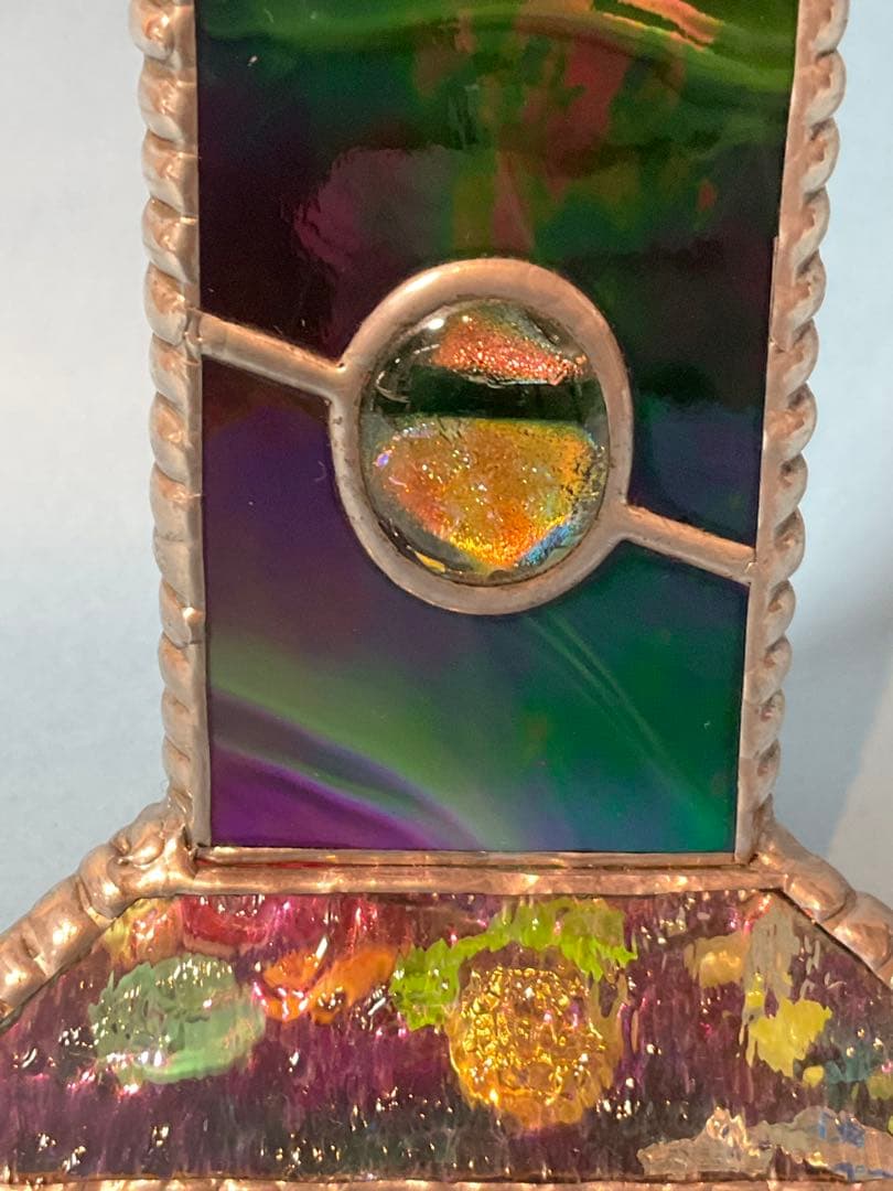 装飾的な紫と緑のガラスアート　万華鏡