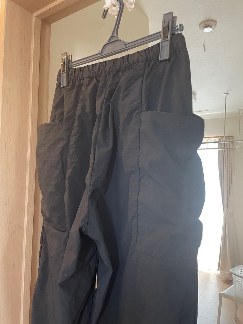 テアトラ　ブラック　パンツ