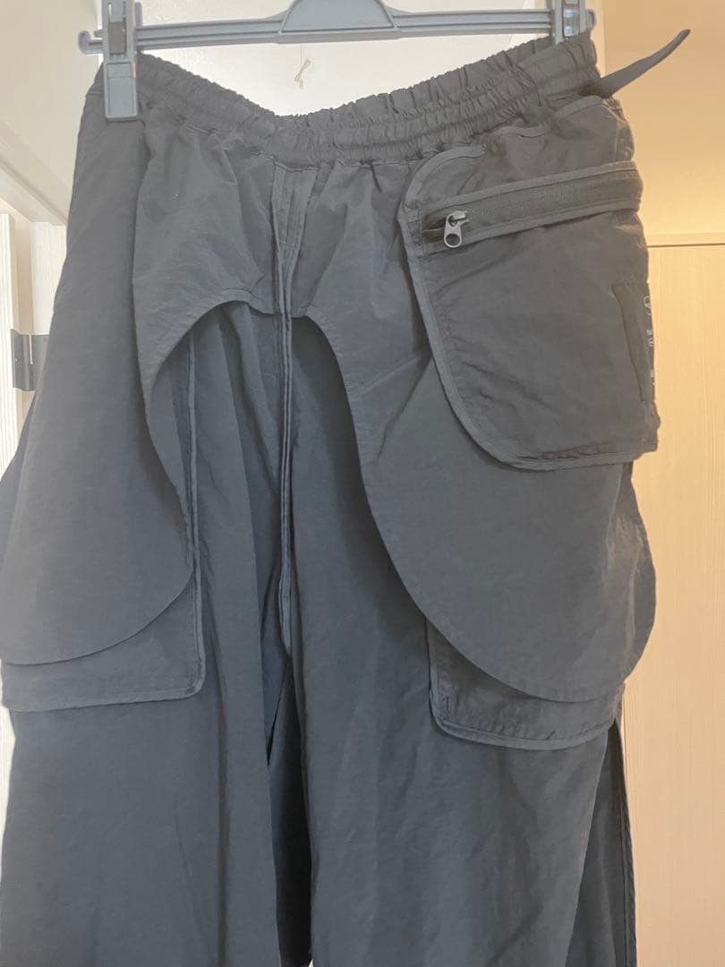 テアトラ　ブラック　パンツ