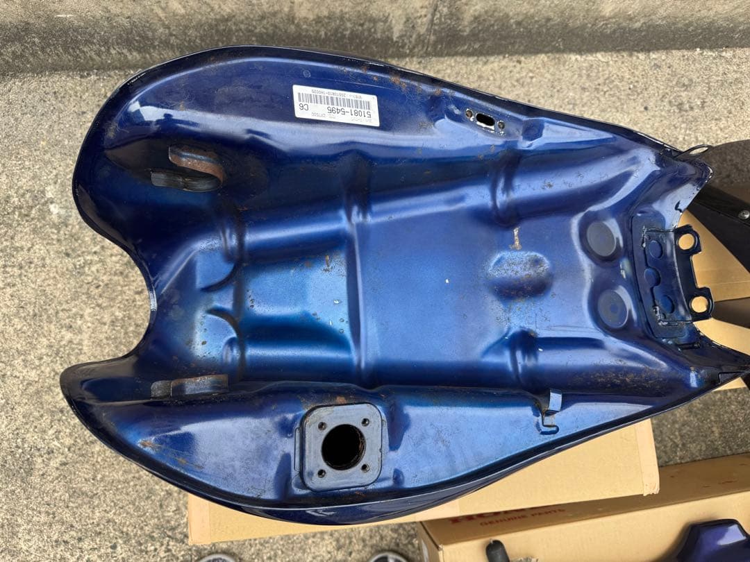 ゼファー750 ガソリンタンク、ビキニ、サイドカバーなどなど