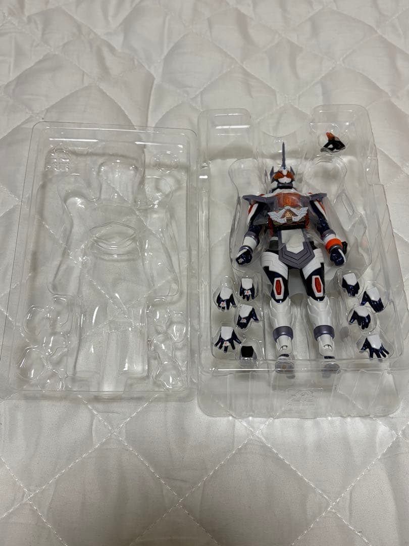 仮面ライダーガッチャード　マジェード　ヴァルバラド　フィギュアーツ