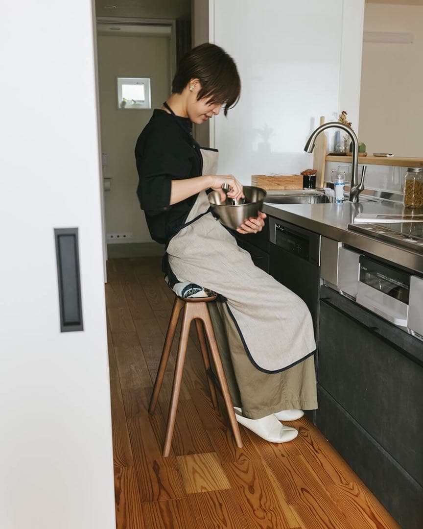 キッチンスツールBR(H530)＋ ミナペルホネンsky flower OR