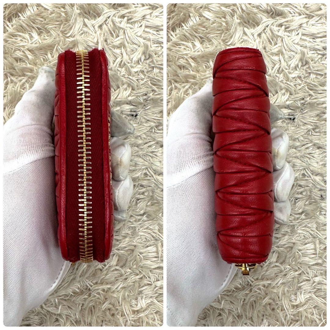 【極美品】ミュウミュウ ケース マテラッセ 赤 ラウンドファスナー レザー
