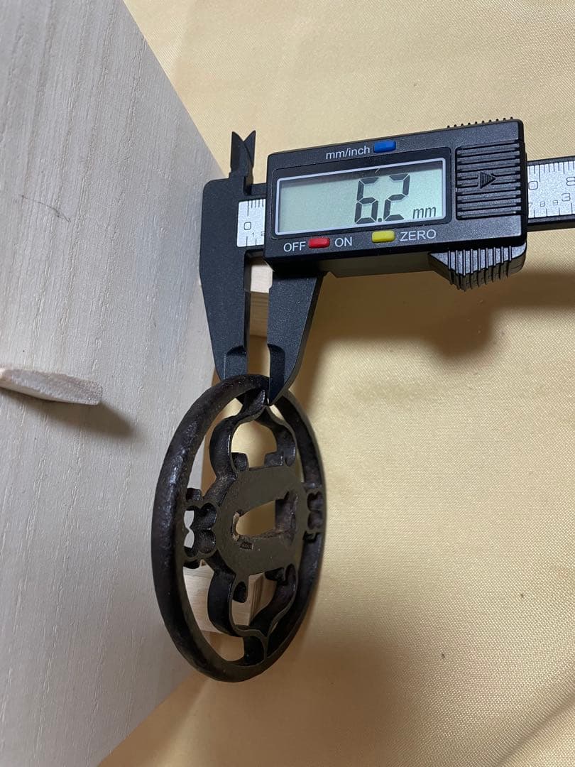 鍔　鉄地透かし鐔