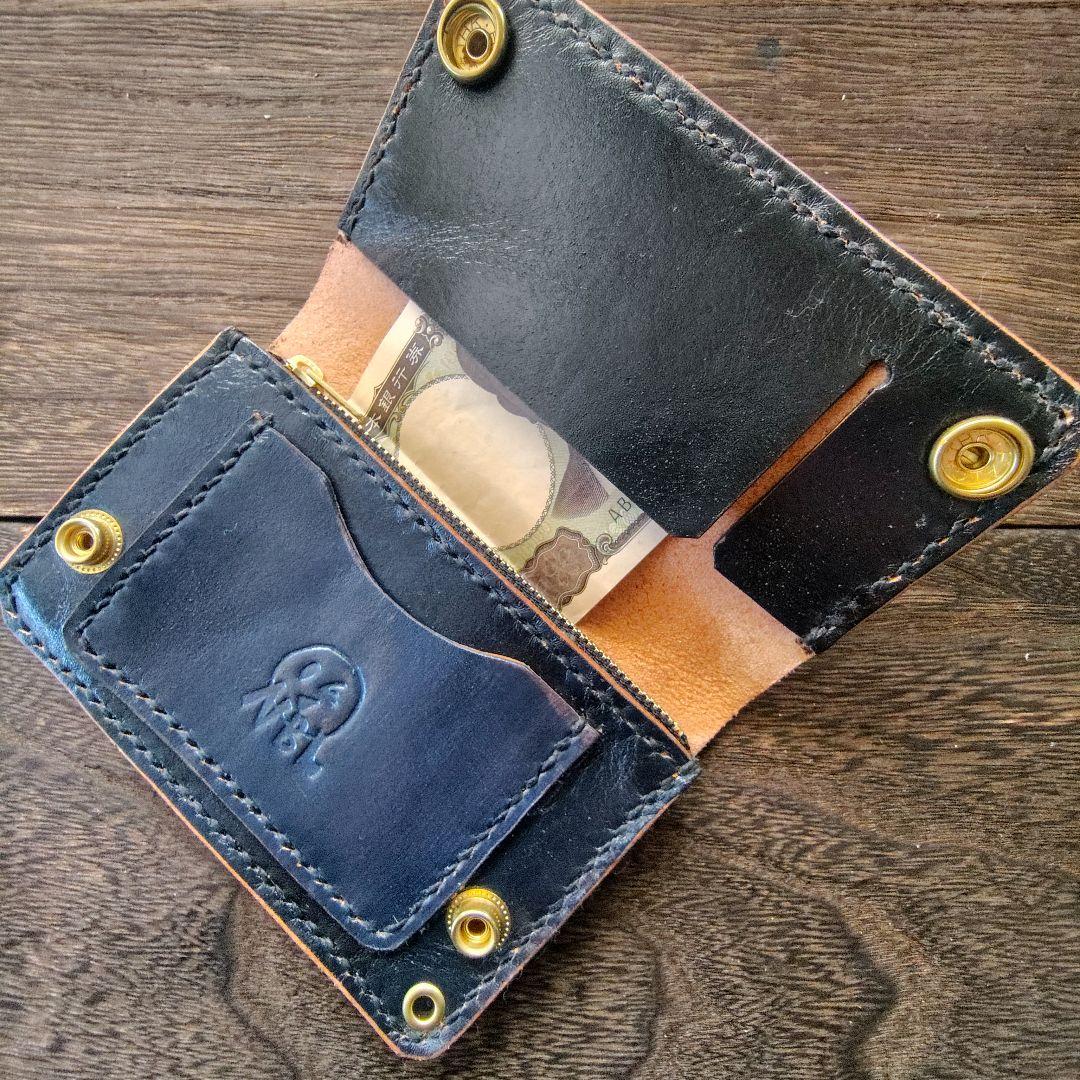 ミドルサイズ トラッカーウォレット 黒×ネイビー バラのカービング 86