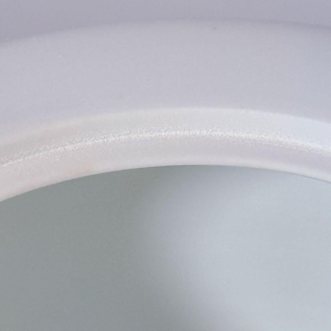 奥川俊右衛門　白磁梅彫文三つ足香炉　共箱　共布　初代奥川忠右衛門に師事　究極白磁