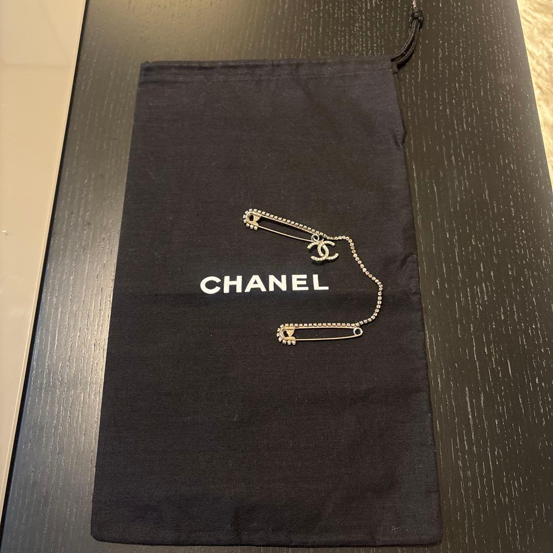 新品❤️CHANEL 安全ピンブローチ　ココマーク　ダブルピンメタル