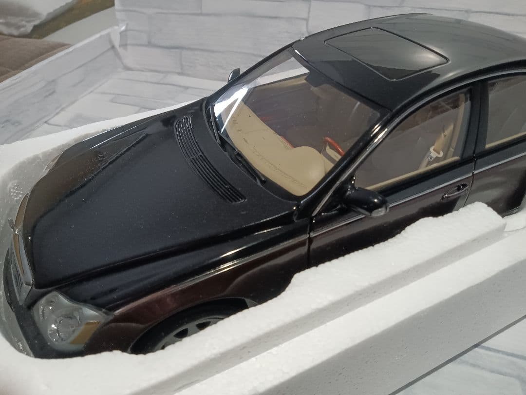 1/18 メルセデス　マイバッハ　57 ディーラー品　ミニカー