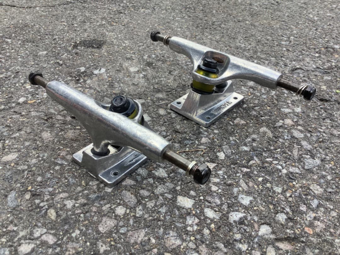 Thunder スケートボードトラック　未使用