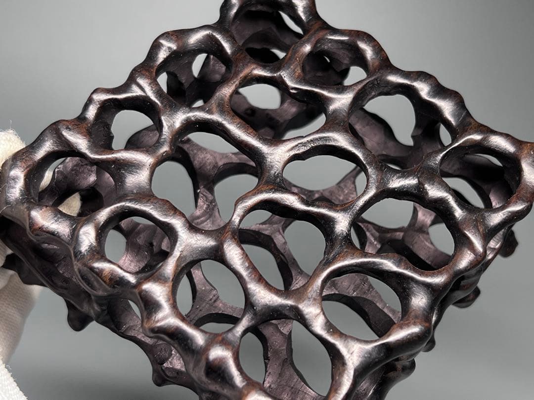 唐木　花台　透かし彫り　花瓶台　飾り物　置物台　盆栽台　華道具　細工彫　四角形