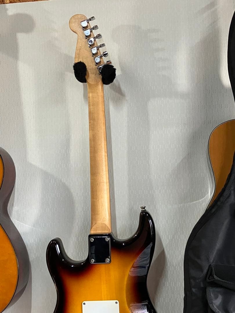 美品！ストラトタイプ・バインディングにfenderストラップ・ソフトケース付き♪