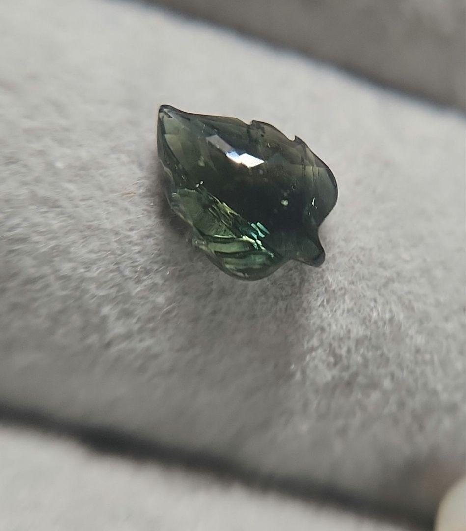 天然バイカラーサファイア リーフカービング