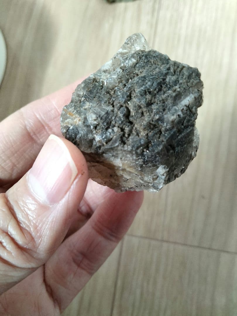 国産鉱物　山梨県　平沢鉱山　天然水晶　　トルマリン入り水晶　 番号701