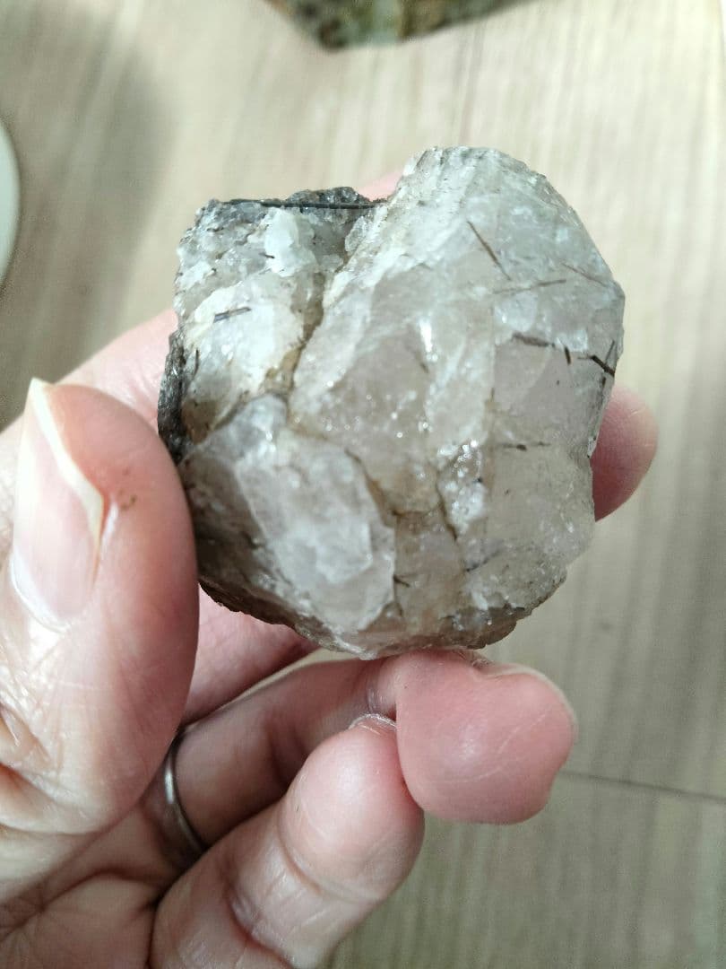 国産鉱物　山梨県　平沢鉱山　天然水晶　　トルマリン入り水晶　 番号701