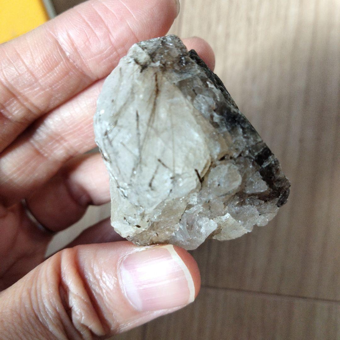 国産鉱物　山梨県　平沢鉱山　天然水晶　　トルマリン入り水晶　 番号701