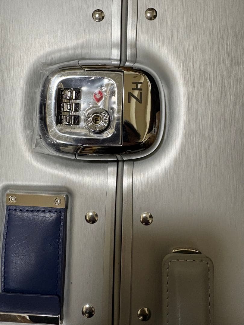 ゼロハリバートン アルミニウム PURSUIT 57L 預け入れ手荷物サイズ