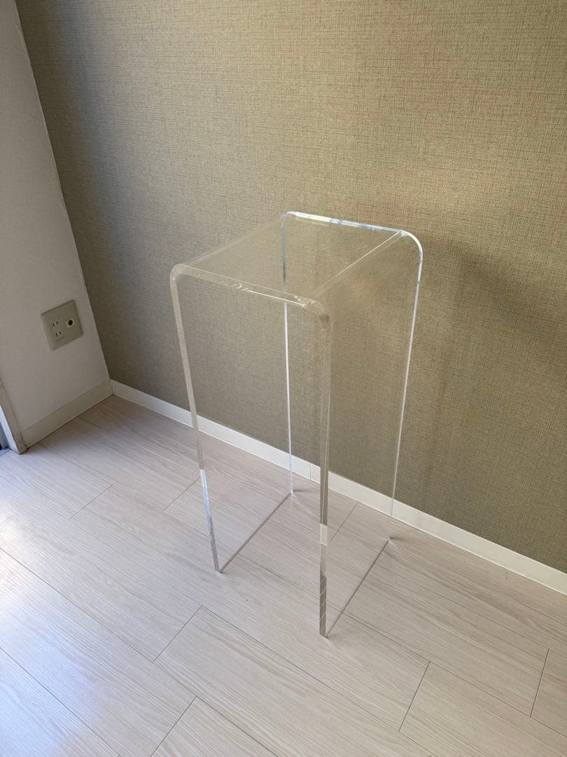 アクリル製の正方形テーブル