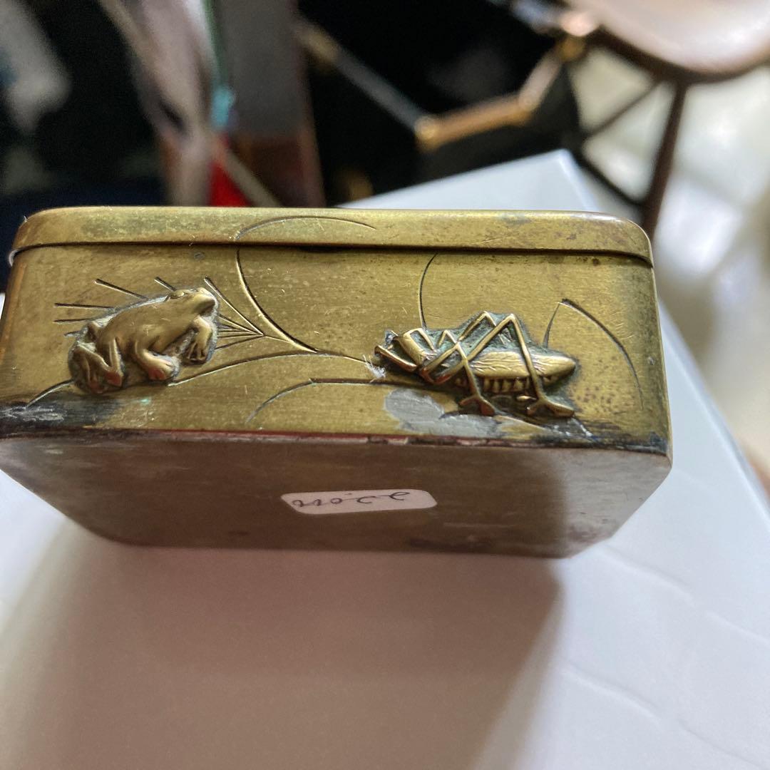 金色のカエルと蟹、蝶、バッタ、トンボなどの彫金箱