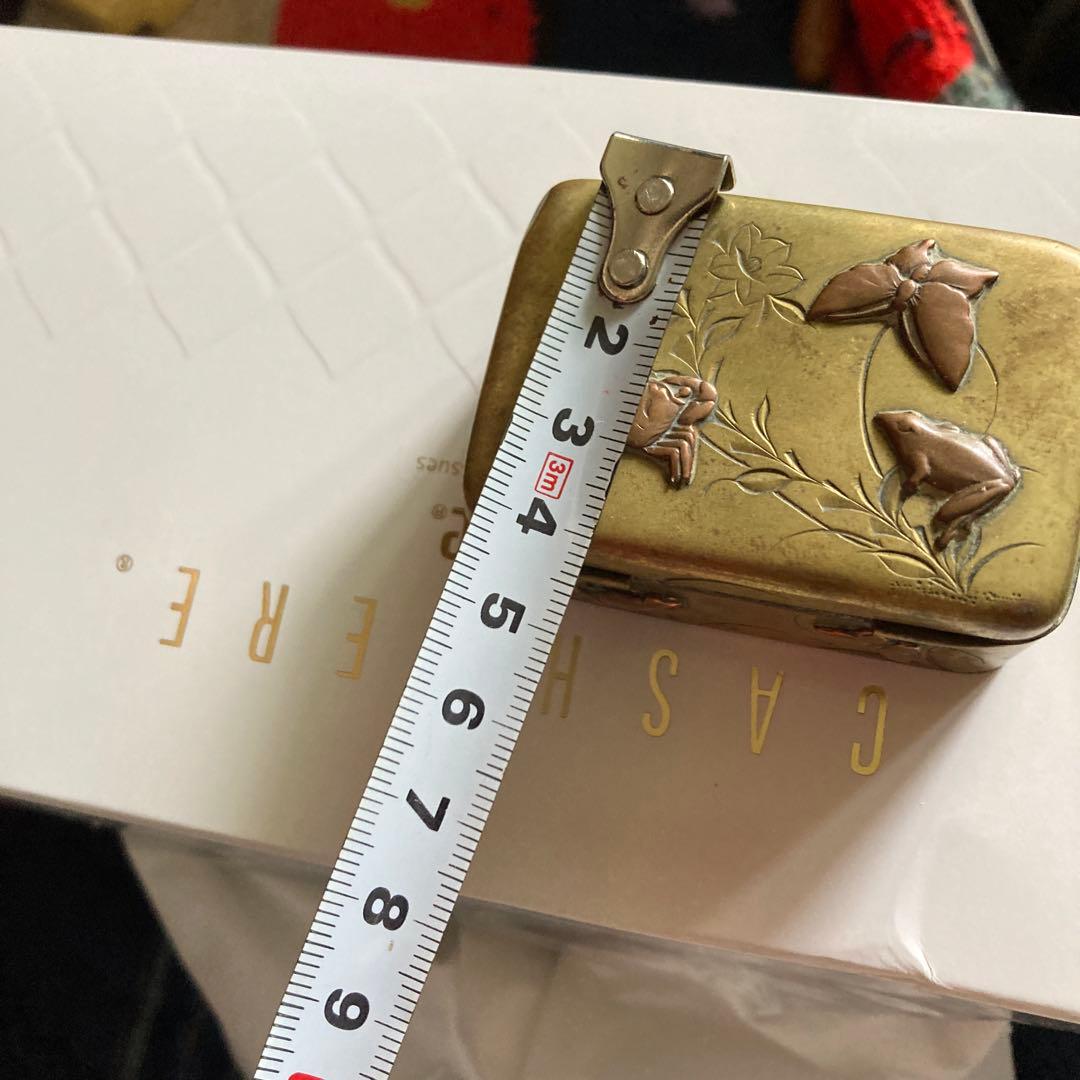 金色のカエルと蟹、蝶、バッタ、トンボなどの彫金箱