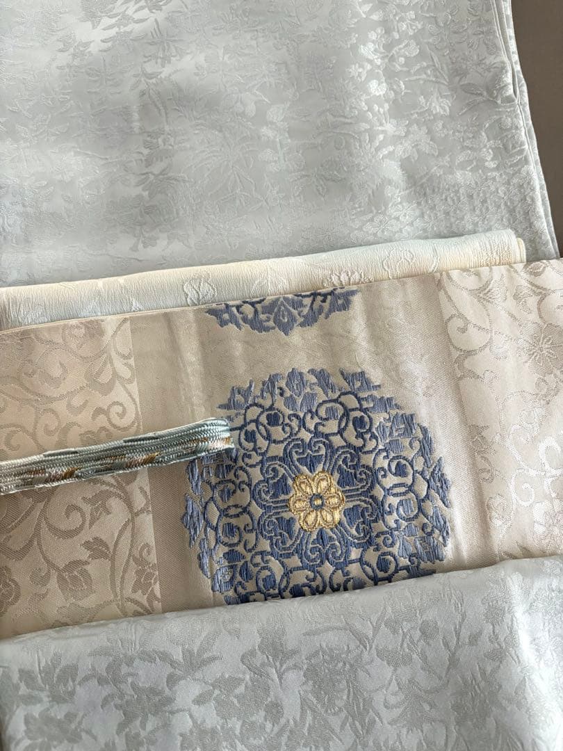 〈お楽しみ価格〉アイボリー ブルー華文 花唐草紋意匠 正絹 九寸名古屋帯 美品