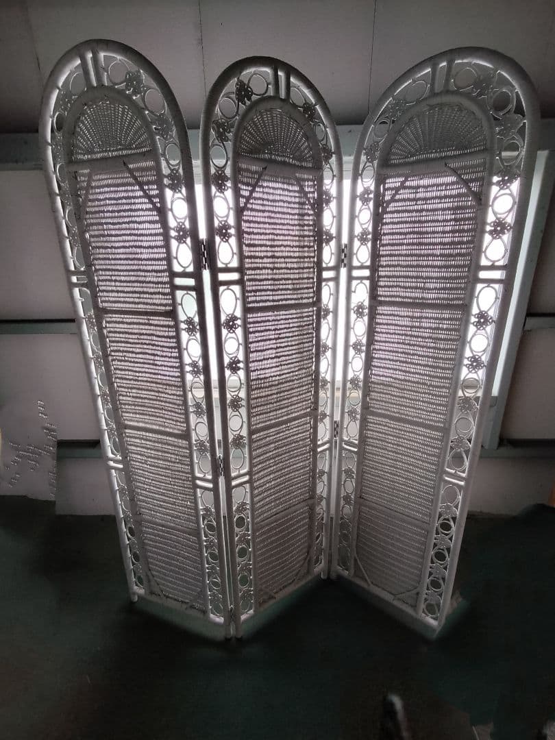 ホワイトラタン風トリプルパネルパーテーション