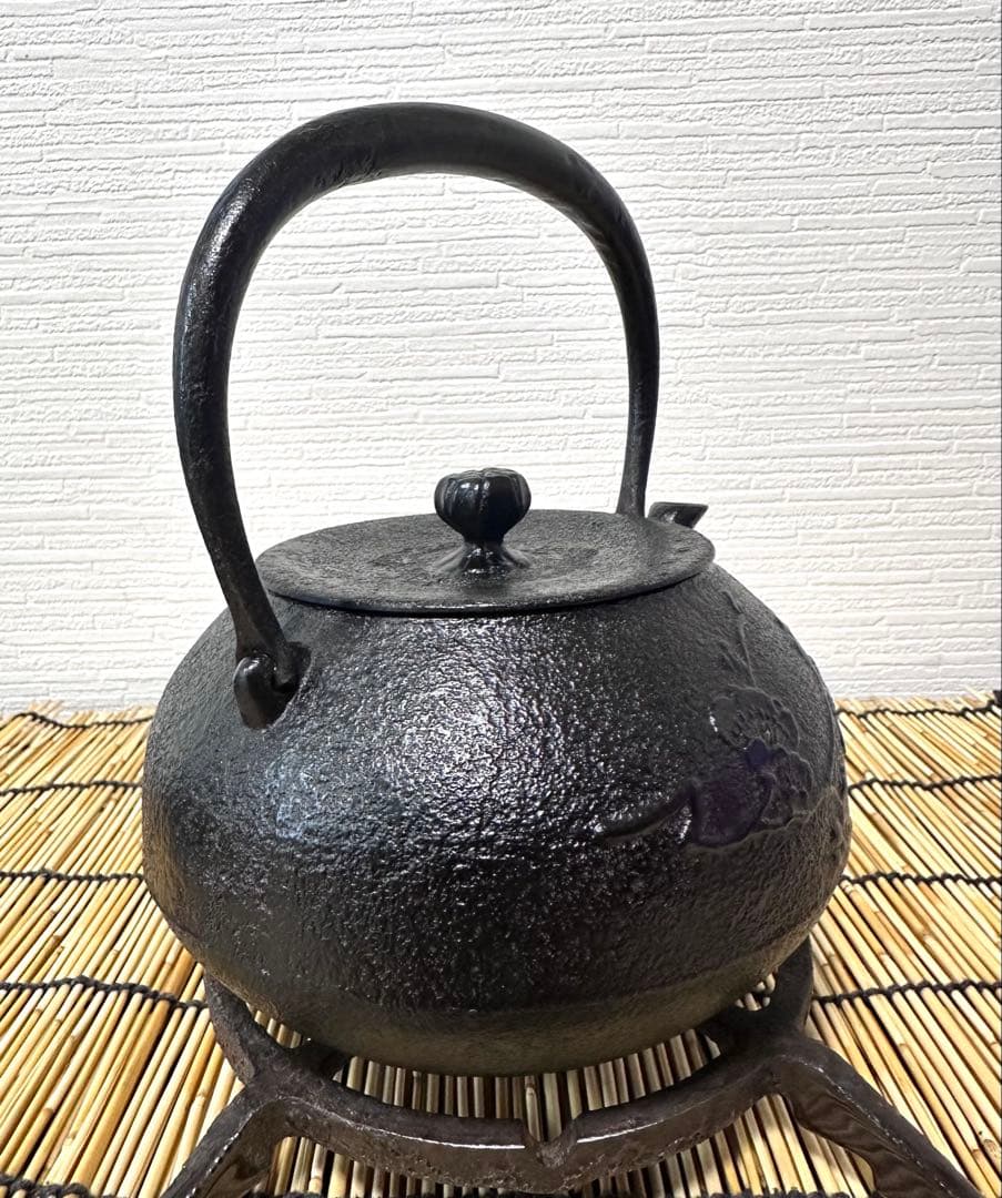 未使用品　南部虎山工房造　１０型梅文様　南部鉄瓶　Mona mama様　売約済み