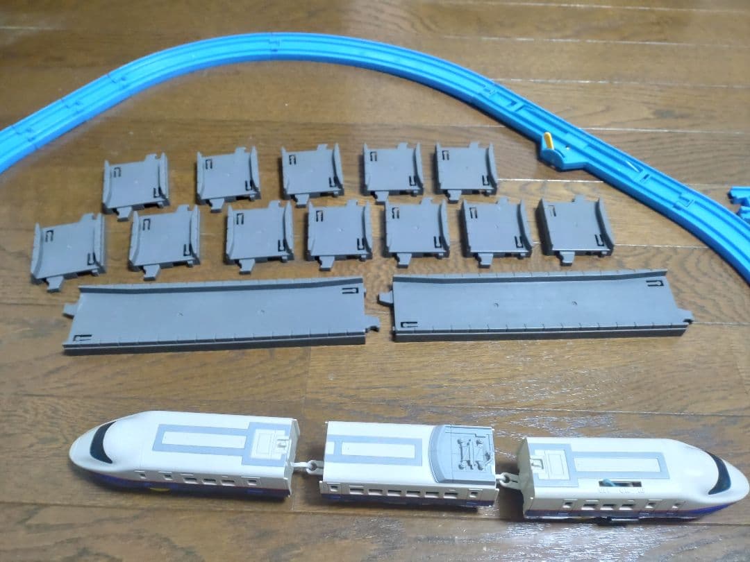 「プラレール」と「ストレートレール＆どうろ」セット