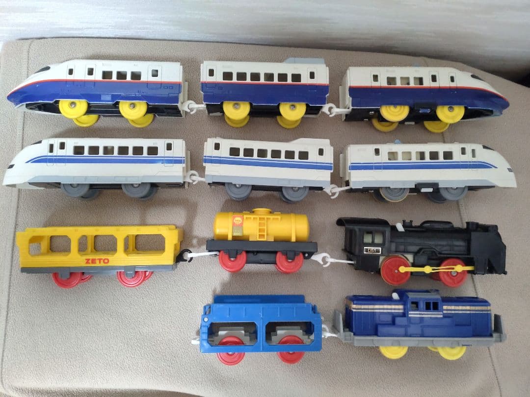 「プラレール」と「ストレートレール＆どうろ」セット