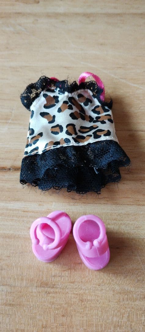 ハローキティドレスアップコレクション　ヒョウ柄ドレスとピンクのミュールのセット