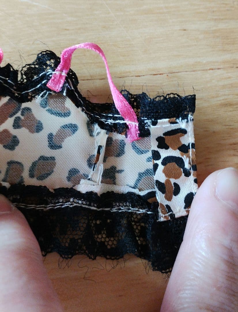 ハローキティドレスアップコレクション　ヒョウ柄ドレスとピンクのミュールのセット