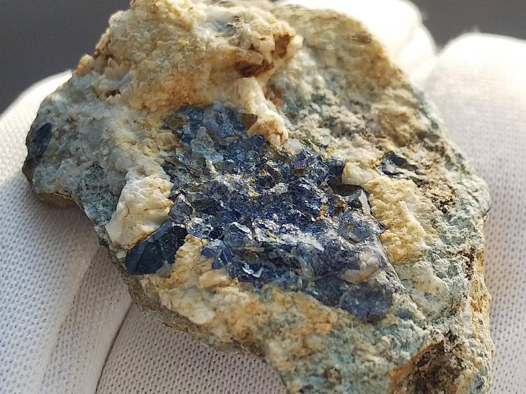 350 ベニトアイト 結晶 原石 母岩付き