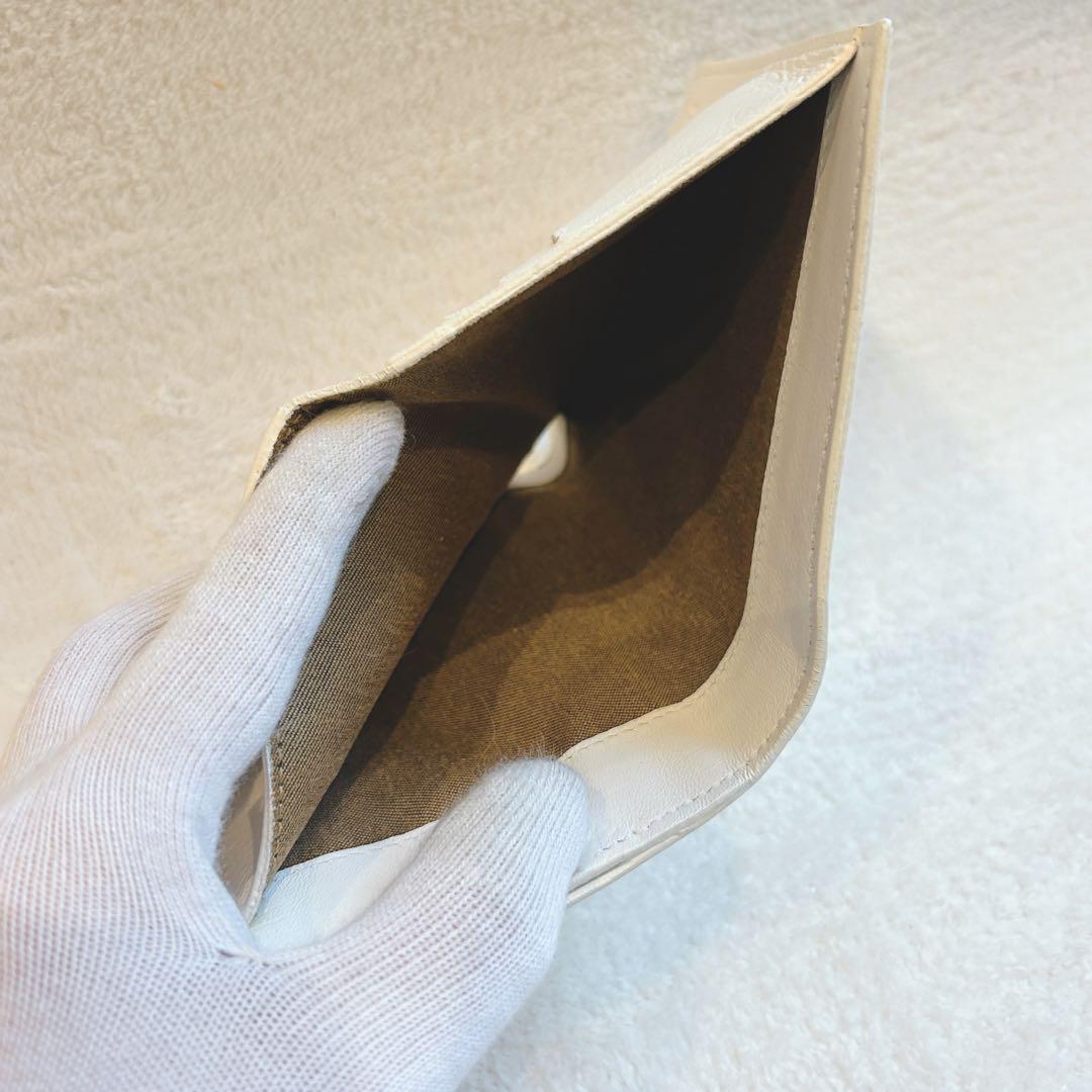 FENDI FFロゴ 型押し エナメル 二つ折り財布 アイボリー 正規品