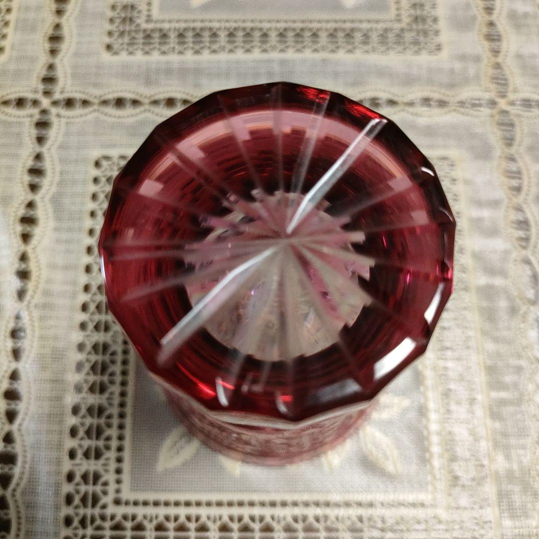 \"未使用\"　ヤマザキガラス製　薩摩切子 色被せガラス、金赤、菊かごめ紋様ぐい呑み