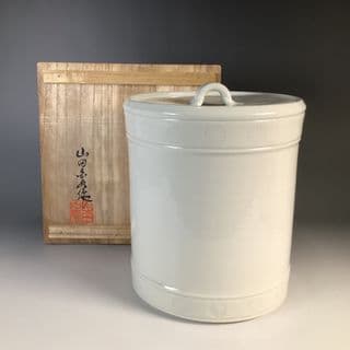 白い陶器の円筒形容器 蓋付き