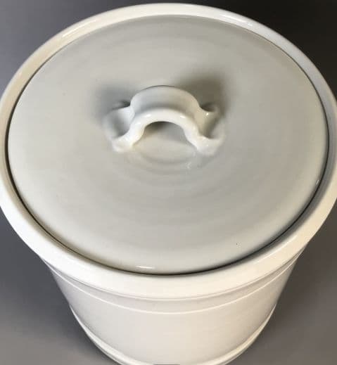 白い陶器の円筒形容器 蓋付き