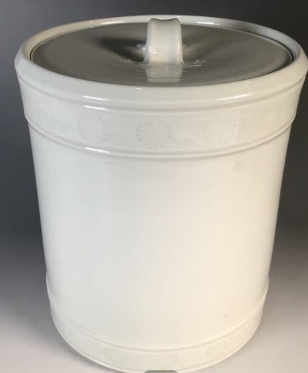 白い陶器の円筒形容器 蓋付き