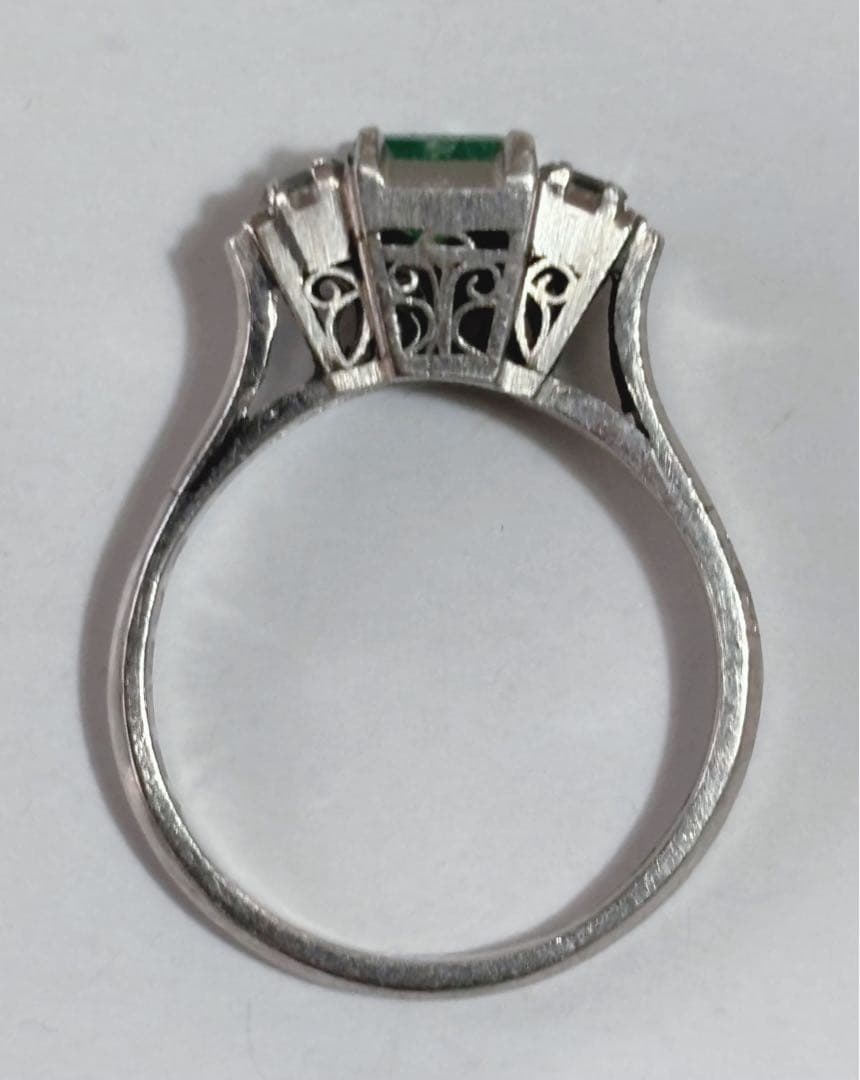 レトロ　エメラルド　ダイヤモンド　プラチナリング