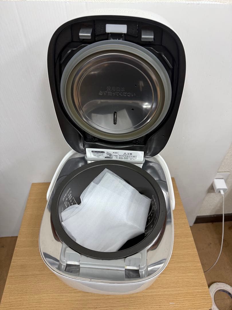 TOSHIBA 真空圧力IH炊飯器 RC-10VSR ホワイト