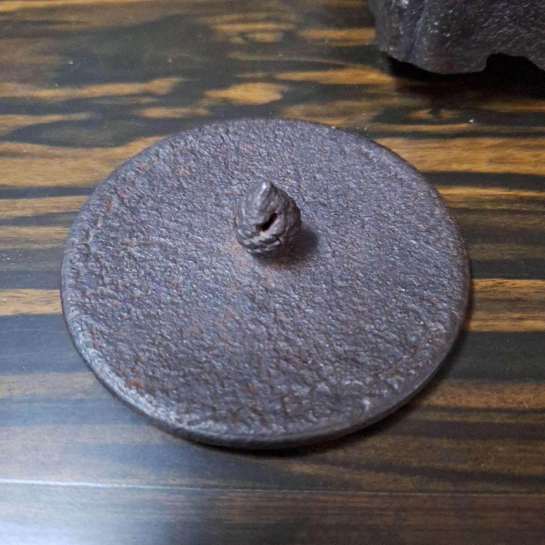 302 小泉仁左衛門 伝統的な黒色鉄製鉄瓶