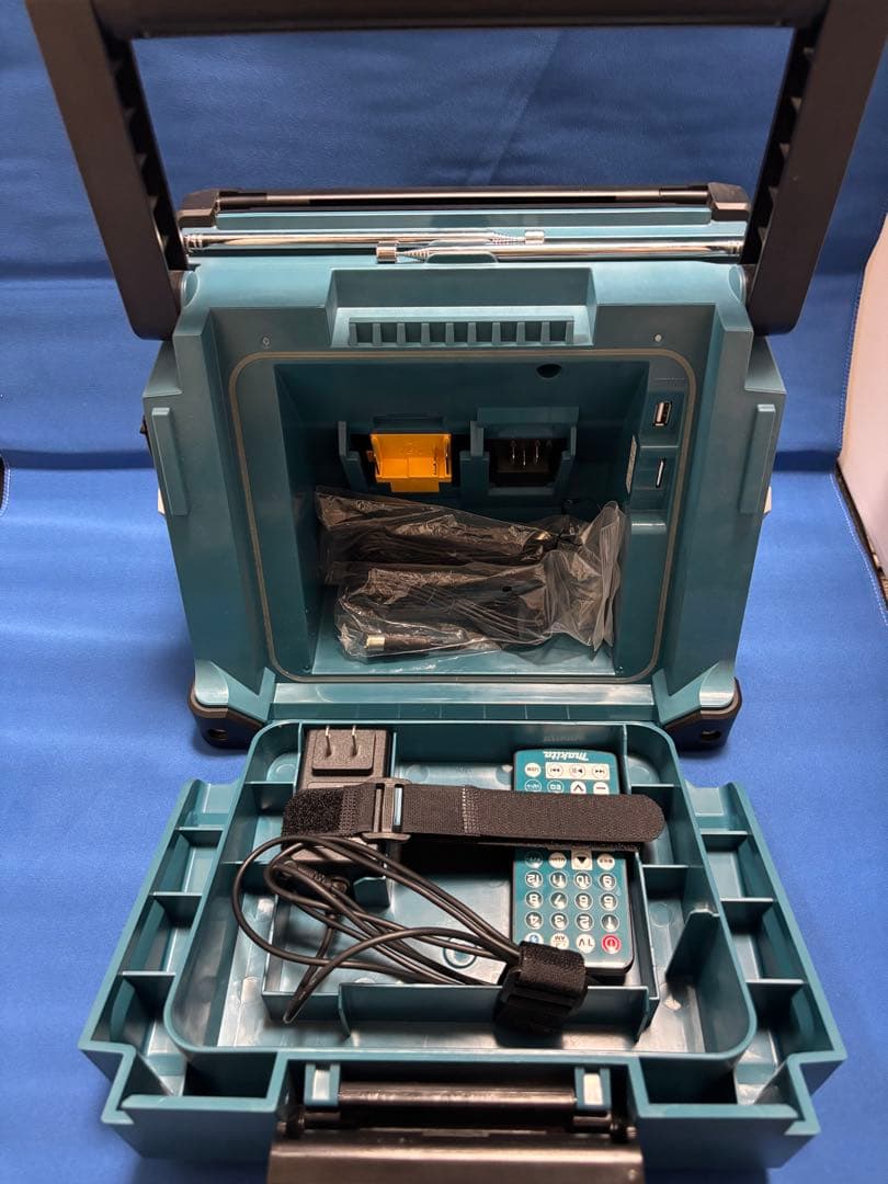 の*ち様 更に値下げしました　Makita 充電式ラジオ付ポータブルテレビ TV