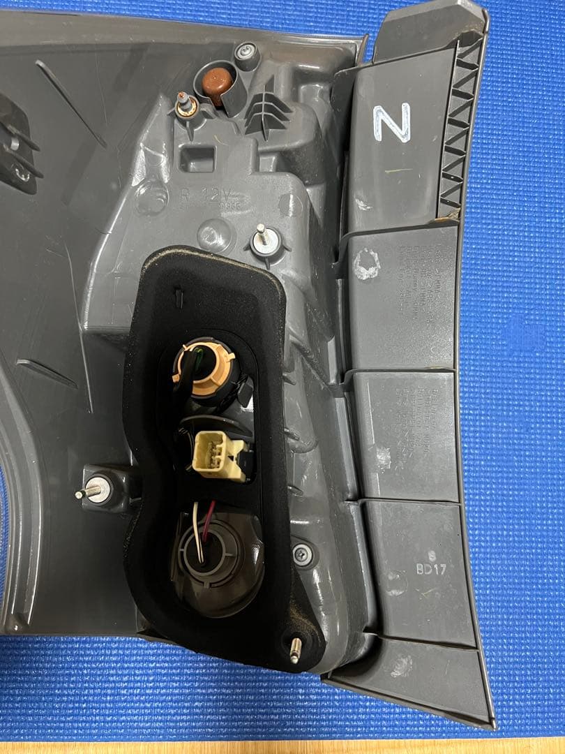 プリウスα 前期リアランプ　左右2個セット