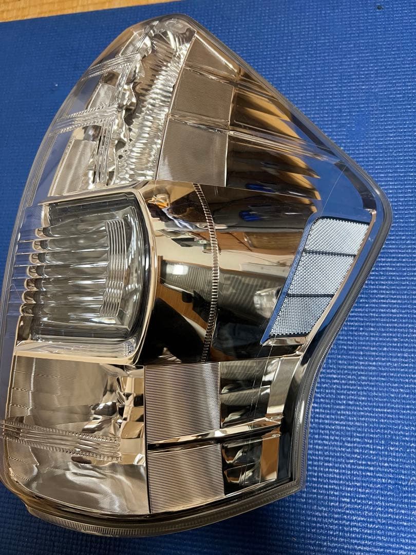 プリウスα 前期リアランプ　左右2個セット